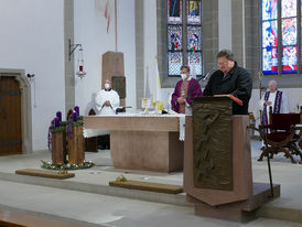 Bischof Dr. Michael Gerber besucht St. Crescentius (Foto: Karl-Franz Thiede)